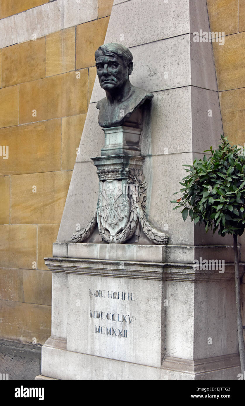 Büste von Lord Northcliffe. Kirche des Heiligen Dunstan-in-the-West, Fleet Street, City of London, England, Vereinigtes Königreich, Europa. Stockfoto