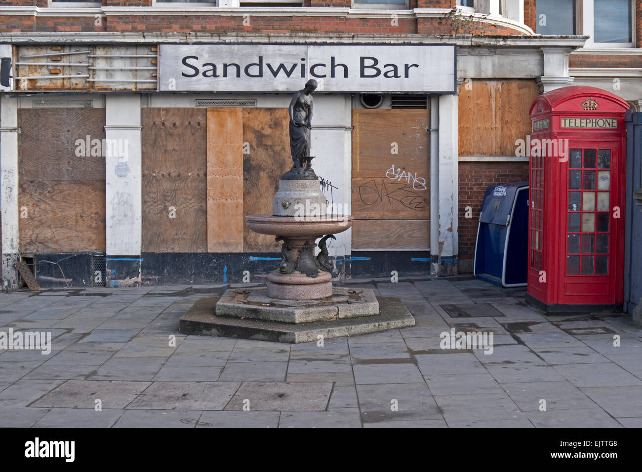 Verfallene Sandwichbar, Trinkbrunnen und Telefonzelle in London. Stockfoto