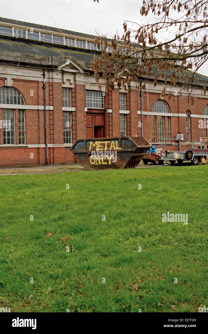 Ein überspringen mit den Worten, die "Metal Only" gemalt auf seiner Seite. Stockfoto