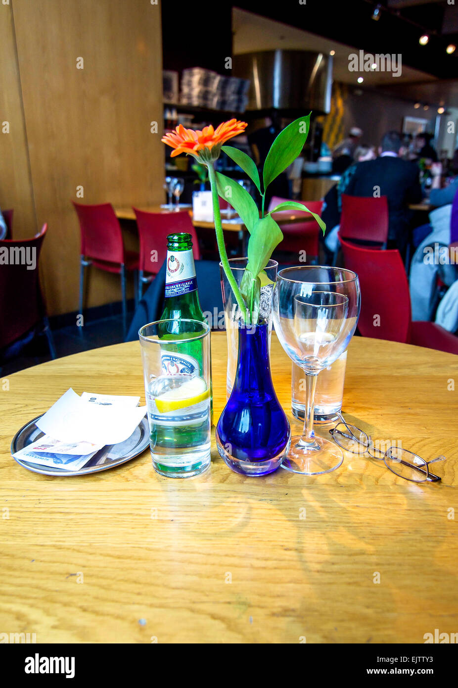 Nach dem Mittagessen liegt eine gedruckte Rechnung auf dem Tisch zusammen mit der Änderung in britischen Pfund auf einen kleinen Teller. Stockfoto