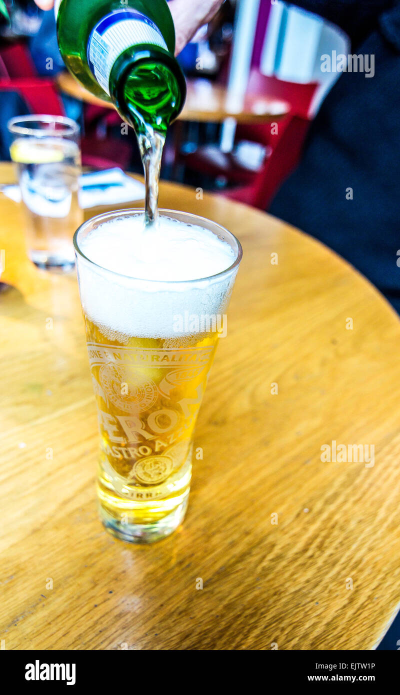 Ein Designer Bier gießen in ein Glas. Stockfoto