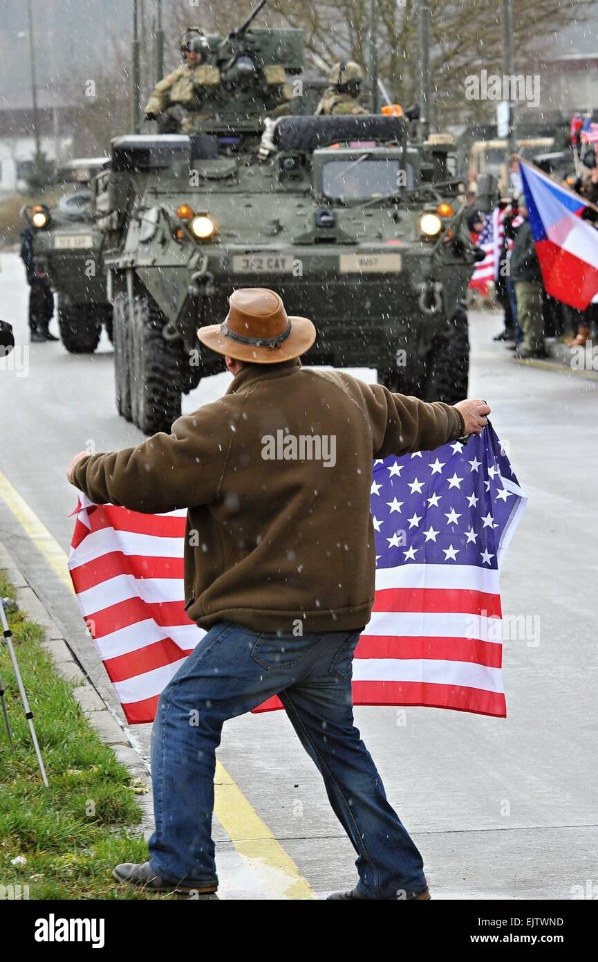 Anhänger kam, um US-Militärkonvoi überqueren die Grenze zu Tschechien in Rozvadov-Waidhaus, Westböhmen, 1. April 2015 begrüßen. Die Truppen weiterhin dem Vilseck Militärstützpunkt in Bayern. Rund 500 Soldaten auf etwa 115 Panzerfahrzeuge überquerte der Tschechischen Republik während der "Dragoon Fahrt" Unterstützung für die alliierten Gebiete zu demonstrieren, die durch die russische Aggression in der Ukraine bedroht fühlen. Soldaten zurück aus einer Übung im Rahmen des Atlantic lösen Betriebes im Baltikum zu ihrer Basis in Deutschland, sechs Länder Ost-und Mitteleuropas, darunter die Tschechische Republik zu durchqueren Stockfoto