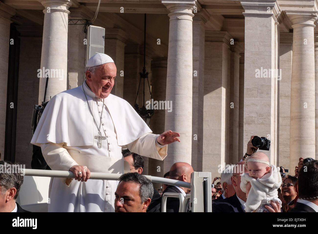 Vatikan-Stadt. 1. April 2015. Kredit-Papst Francis, Generalaudienz in Sankt Peter Platz: wirklich Easy Star/Alamy Live News Stockfoto