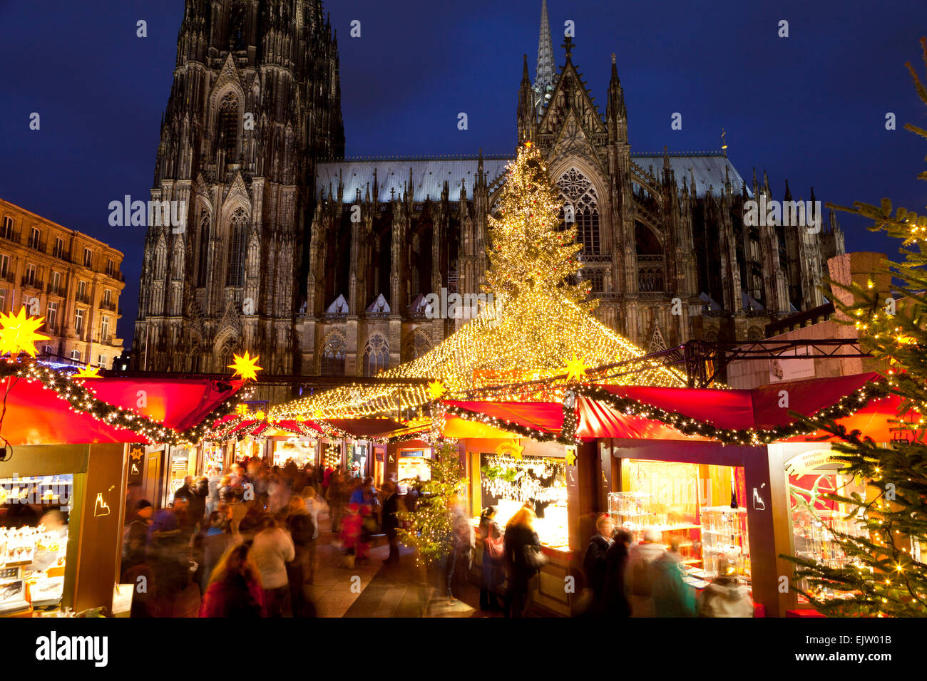 Weihnachtsmarkt unter den Kölner Dom, Köln Stockfoto