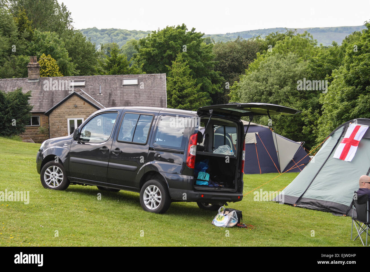 Britische Campingplatz, Lime Tree Park, Herzöge Dr, Buxton, Derbyshire, UK. Fiat  Doblo mit Tür öffnen, Wohnwagen und Zelt mit Anschluß-Markierungsfahne  Stockfotografie - Alamy
