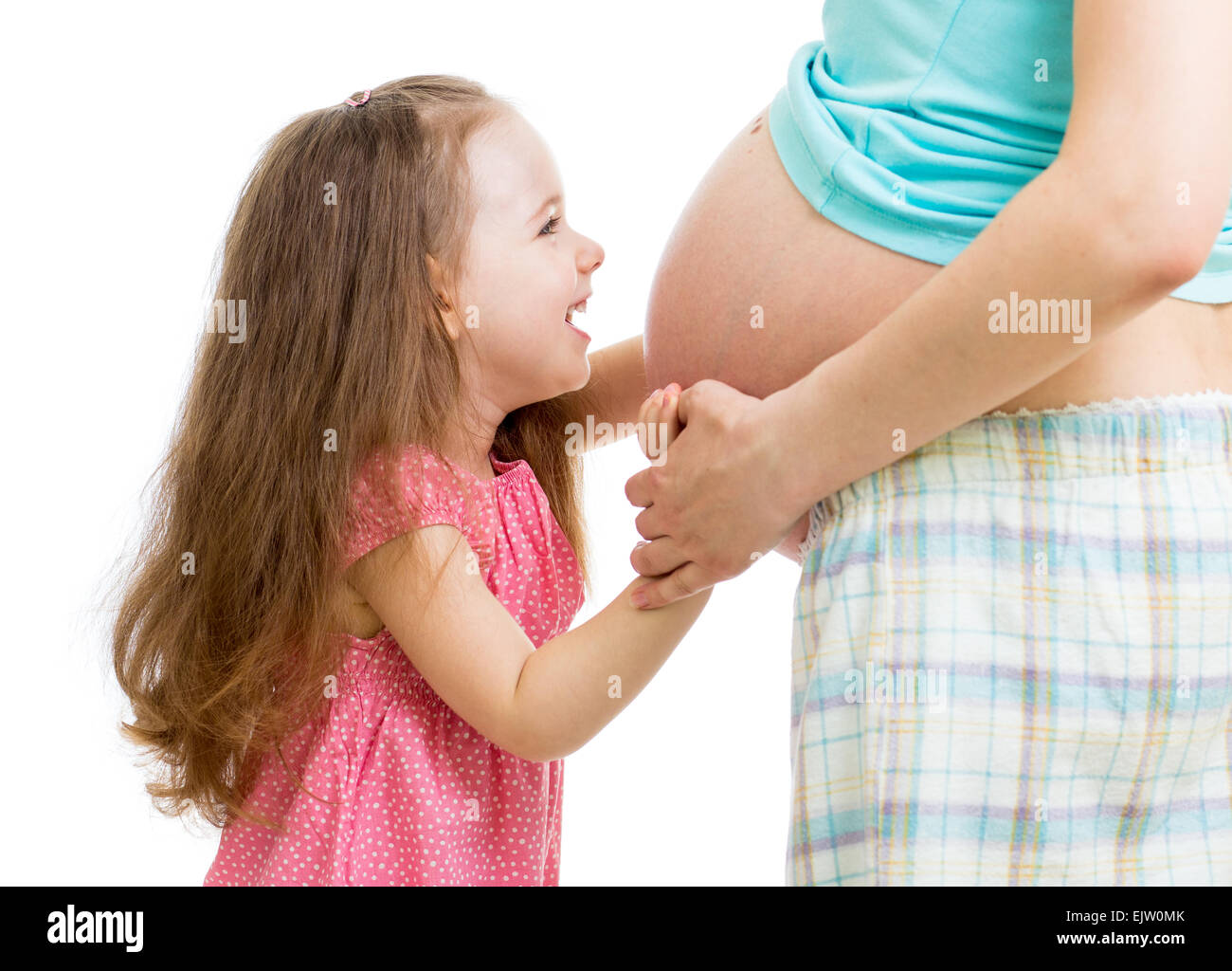 Nettes Kind Mädchen umarmen schwangere Mutter Bauch Stockfoto