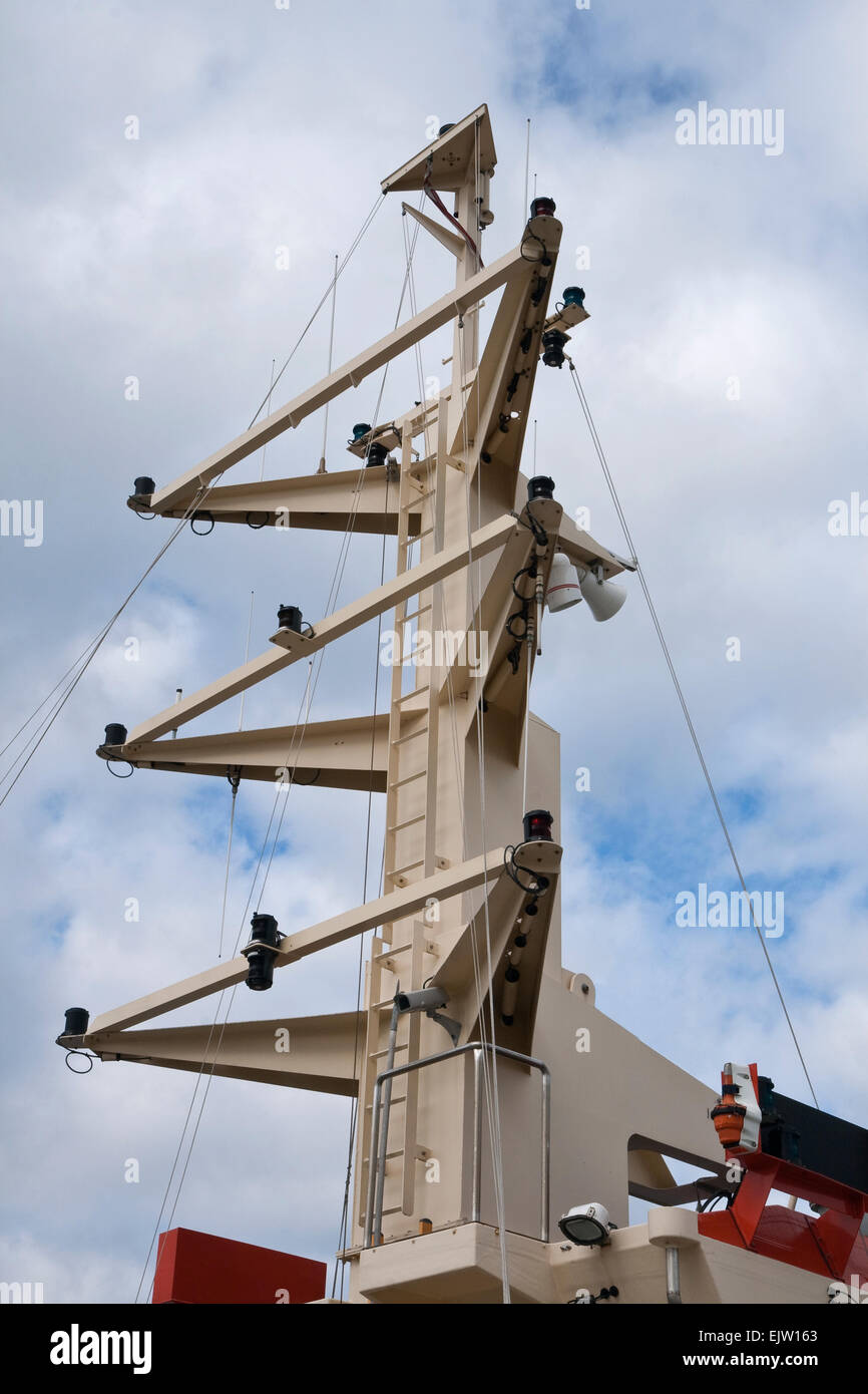 Mast mit verschiedenen Lichtern auf einem kleinen Schiff Stockfoto
