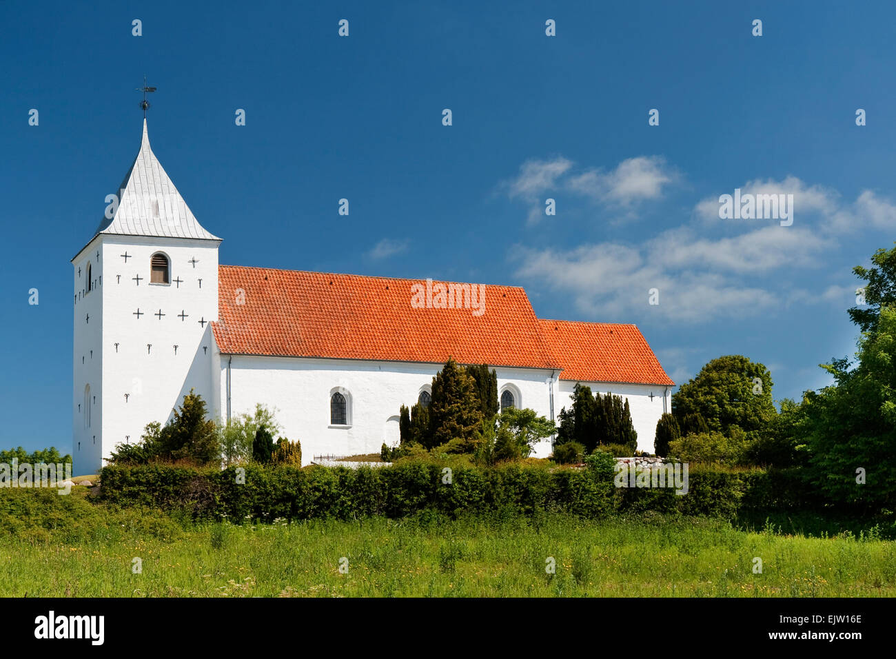 Die Kirche in Ovsted in der Nähe von Horsens, Dänemark. Textfreiraum Stockfoto