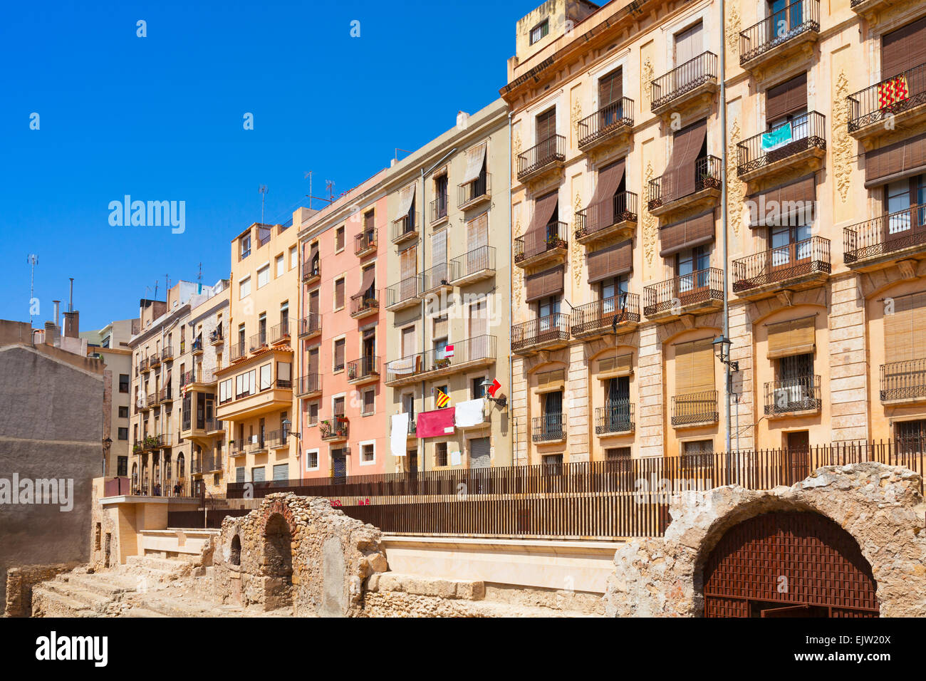Bunte Leben beherbergt Fassaden und alte zerstörte Festungsmauern. Street View von Tarragona, Spanien Stockfoto