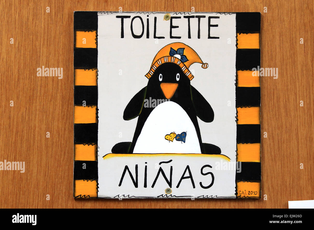 Badezimmer, WC, Toilette Schild an der Tür. Lustige Zeichen auf der WC-Tür der Pinguin. Stockfoto