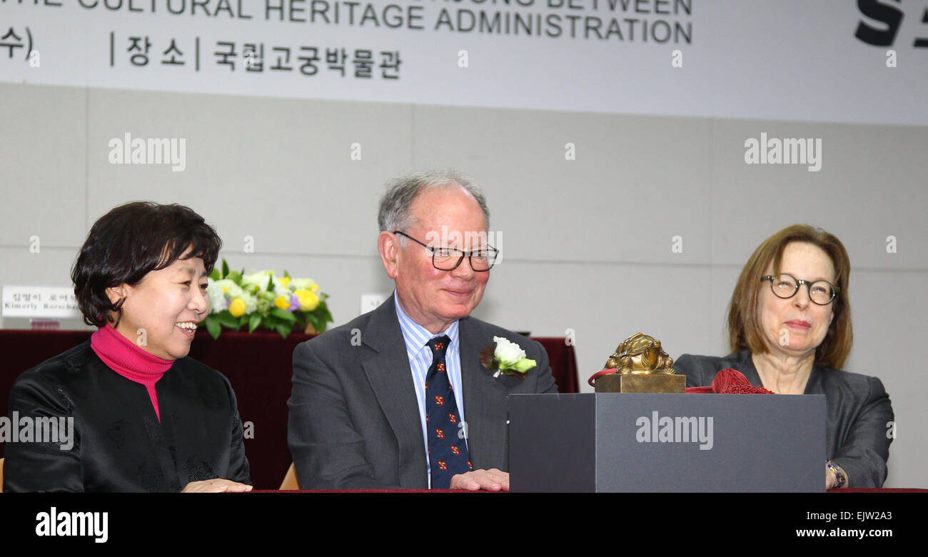 (150401)--SEOUL, 1. April 2015 (Xinhua)--Rha Sun-Hwa (L), Administrator der kulturellen Erbes Verwaltung von South Korea(CHA), Frank Bayley (C), Enkel des verstorbenen US-Sammler Thomas D. Stimson, die das Siegel und Kimerly Rorschach (R), Direktor und CEO von US Seattle Art Museum (SAM) gekauft besuchen eine Rückkehr Zeremonie die königliche Siegel von König Deokjong in Seoul statt , 1. April 2015. Den USA Seattle Art Museum (SAM) am Mittwoch kehrte das königliche Siegel von König Deokjong gemacht in der alten Joseon-Dynastie nach Südkorea. (Xinhua/Yao Qilin) Stockfoto