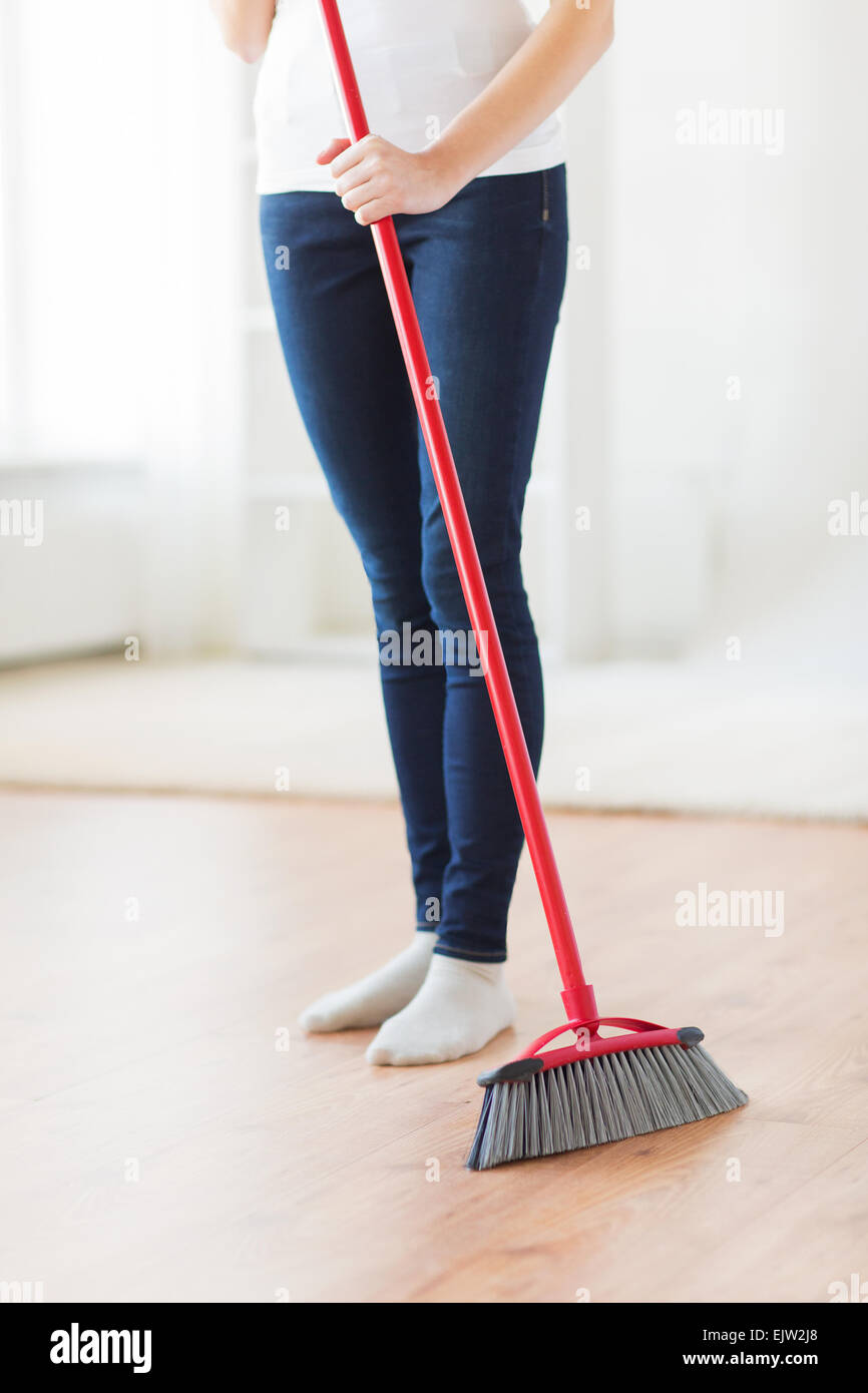 Nahaufnahme von Frau Beine mit Besen fegt Stock Stockfoto