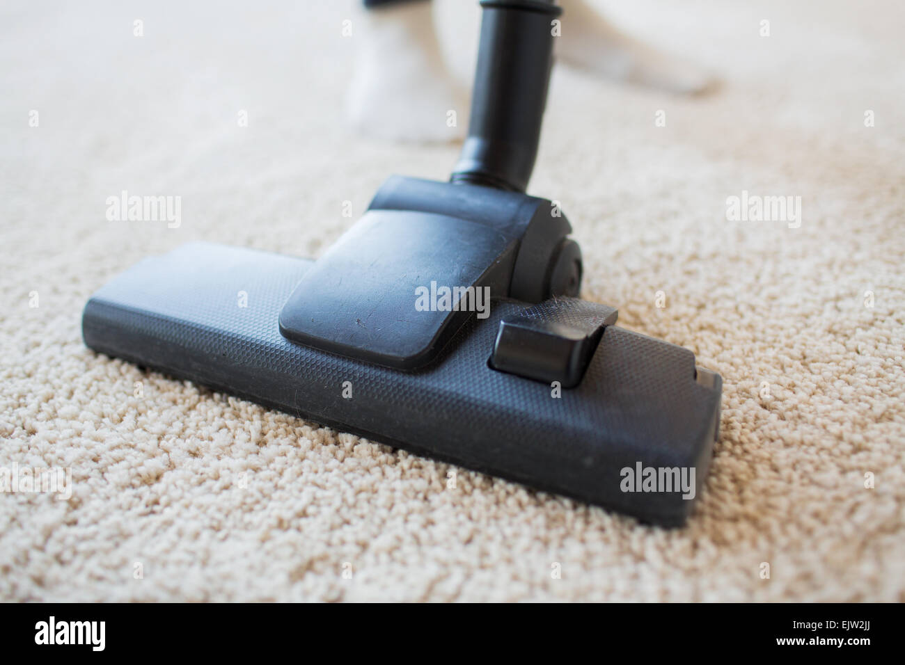 Nahaufnahme von Staubsauger Reinigung Teppich zu Hause Stockfoto