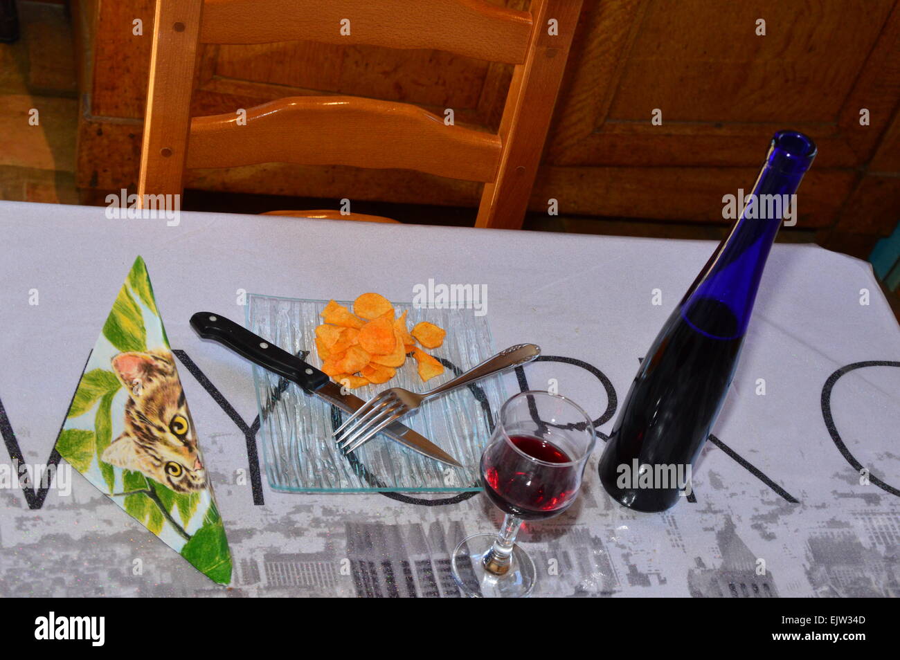 Ein Tisch mit gutem Essen und Rotwein. Stockfoto