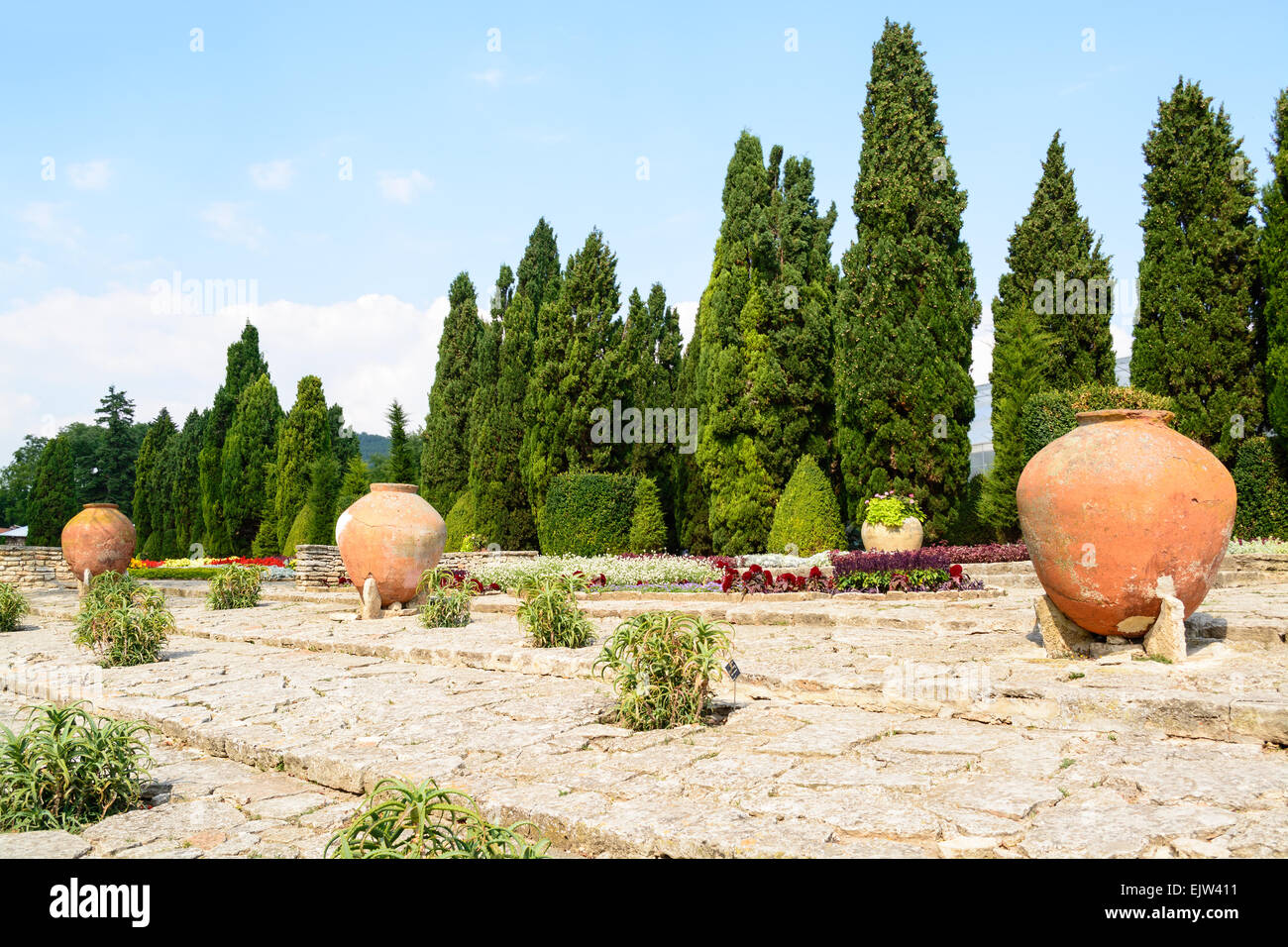 Alte große Ton Töpfe am Botanischen Garten Balchik, Bulgarien