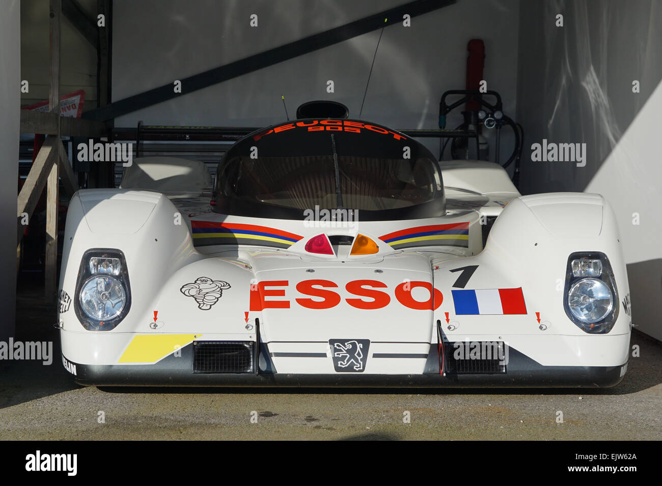 1993 Peugeot 905 Evo 1 Rennwagen in den Gruben auf dem Goodwood-Mitgliederversammlung Stockfoto