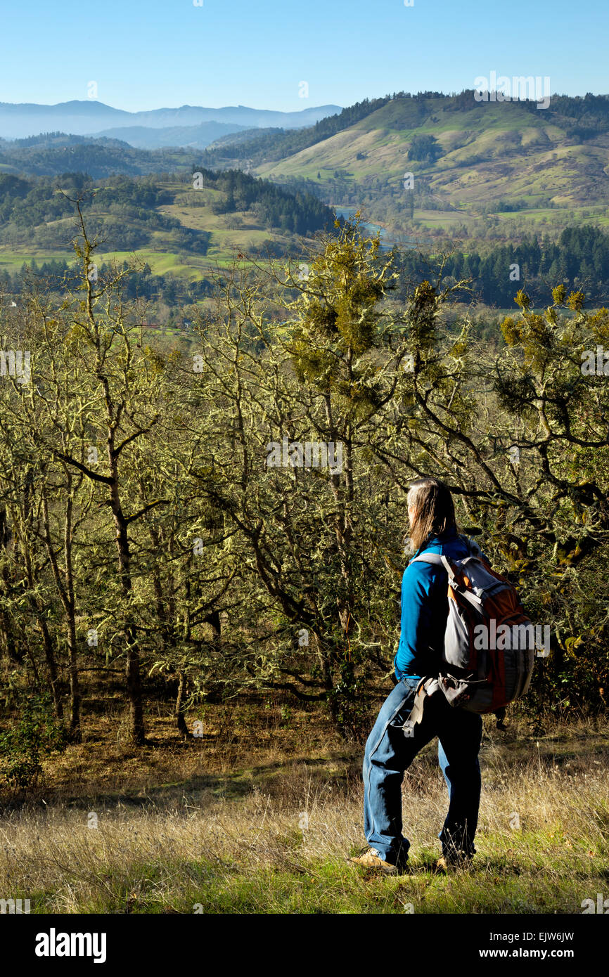 OREGON - Wanderer auf einem grasbewachsenen Hügel im Norden Bank Habitat-Management mit Blick auf die North Fork Umpqua River Valley. Stockfoto