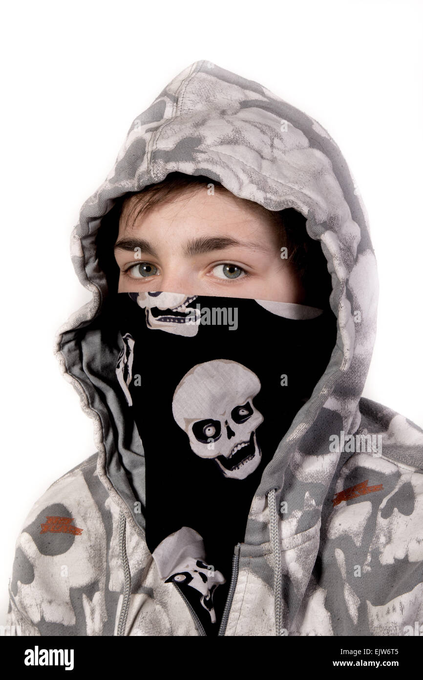 Weiße Teenager mit Hoodie, und Gesicht bedeckt von einem Halstuch. Stockfoto