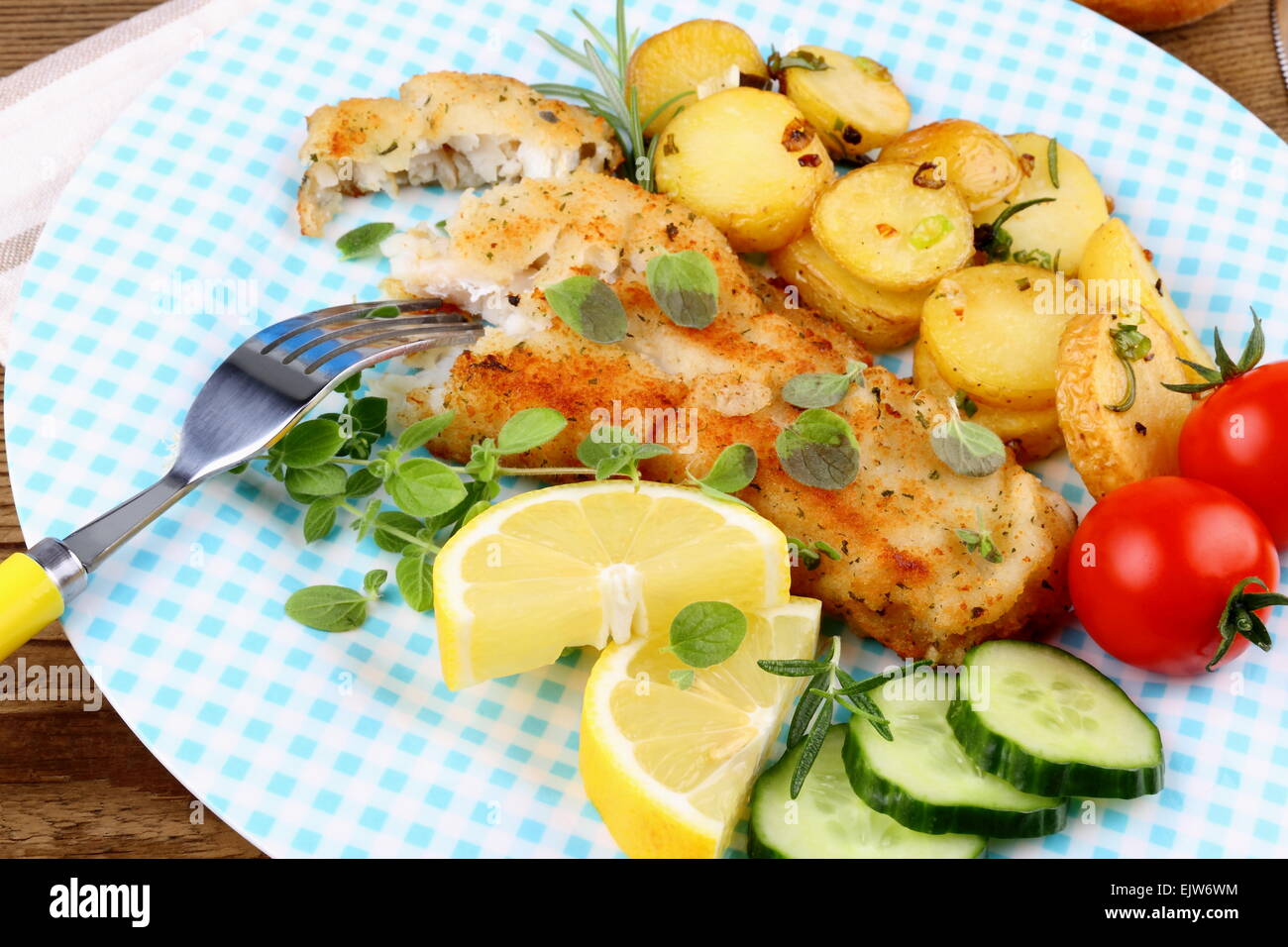 Rosmarin-Kartoffeln mit gebratenem Fischfilet und Gemüse Stockfoto