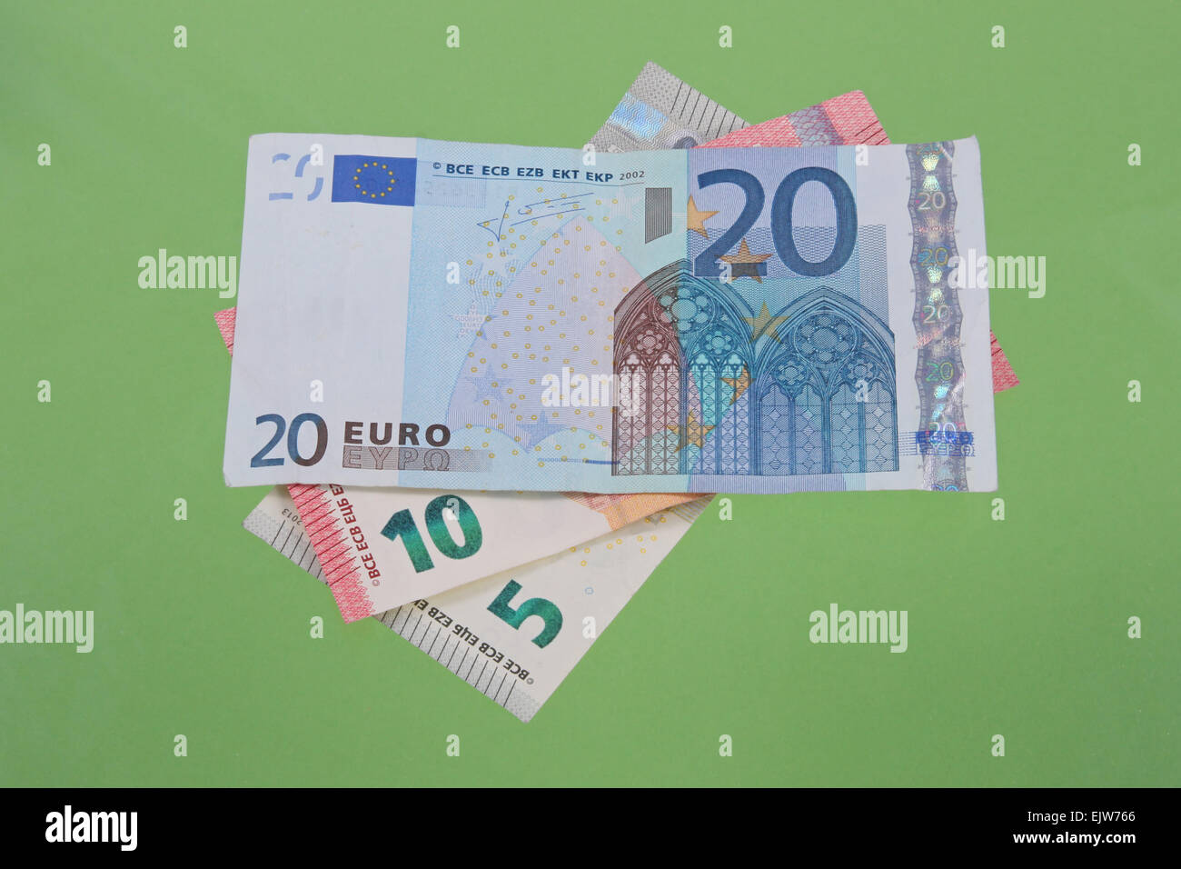 Foto der Close up Foto von Euro-Banknoten auf einem grünen Chroma Key Hintergrund schließen. Stockfoto