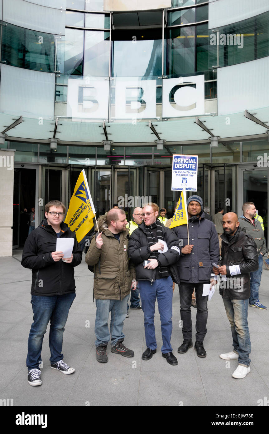 London, 1. April 2015. BECTU Mitglieder nehmen Streiks bei der BBC im Broadcastin House Stockfoto