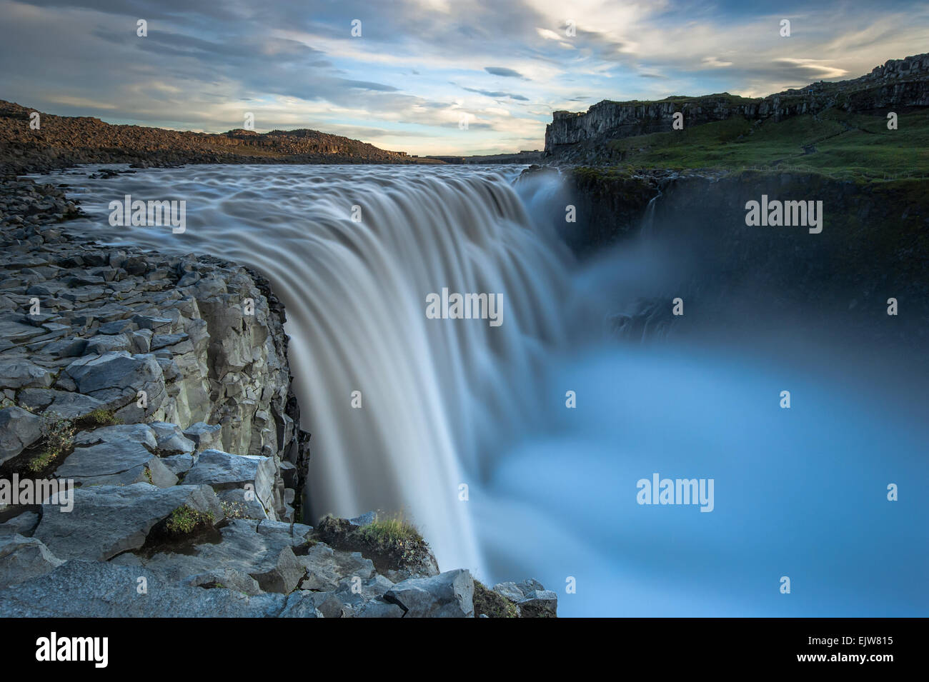 Wasserfall Dettifoss, Vatnajökul N.P. Island. Der mächtigste Wasserfall Europas. Foto vom Ostufer bei Sonnenuntergang. Stockfoto