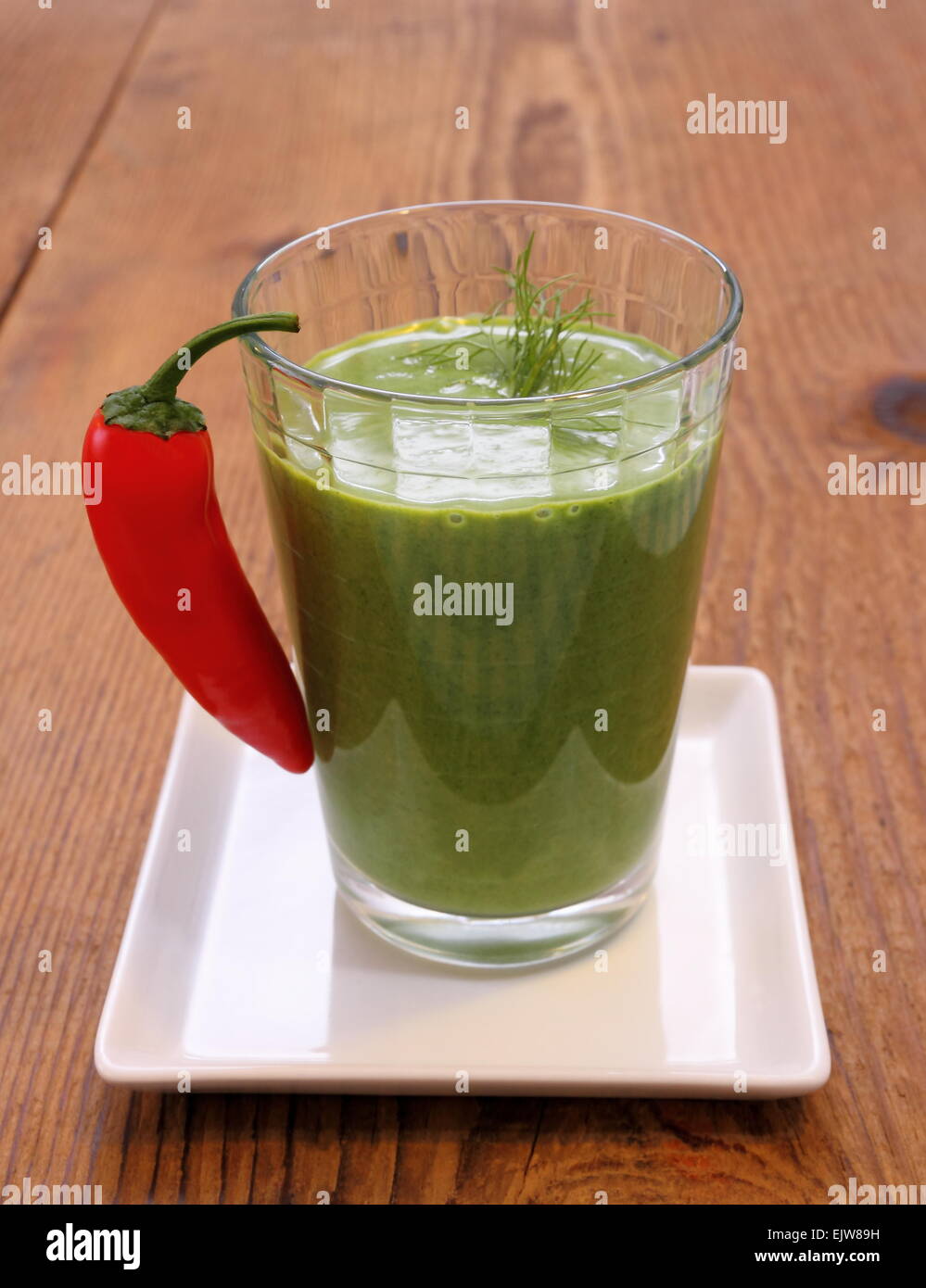Grüne Spinat Smoothie und süße rote Paprika, hölzernen Hintergrund Stockfoto