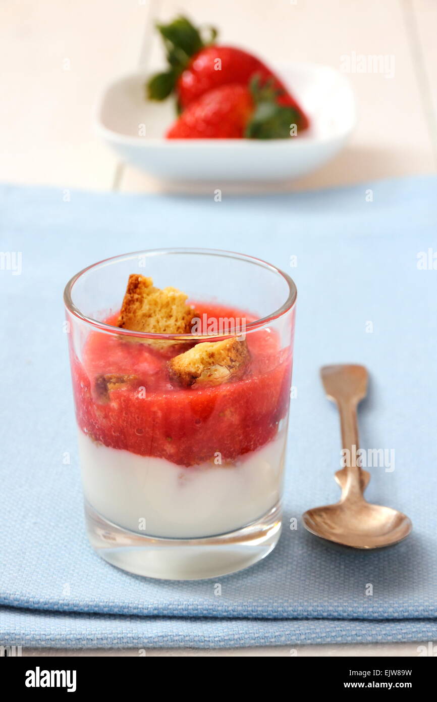 Erdbeer-Smoothie mit Joghurt, Kekse Kekse, Nahaufnahme Stockfoto