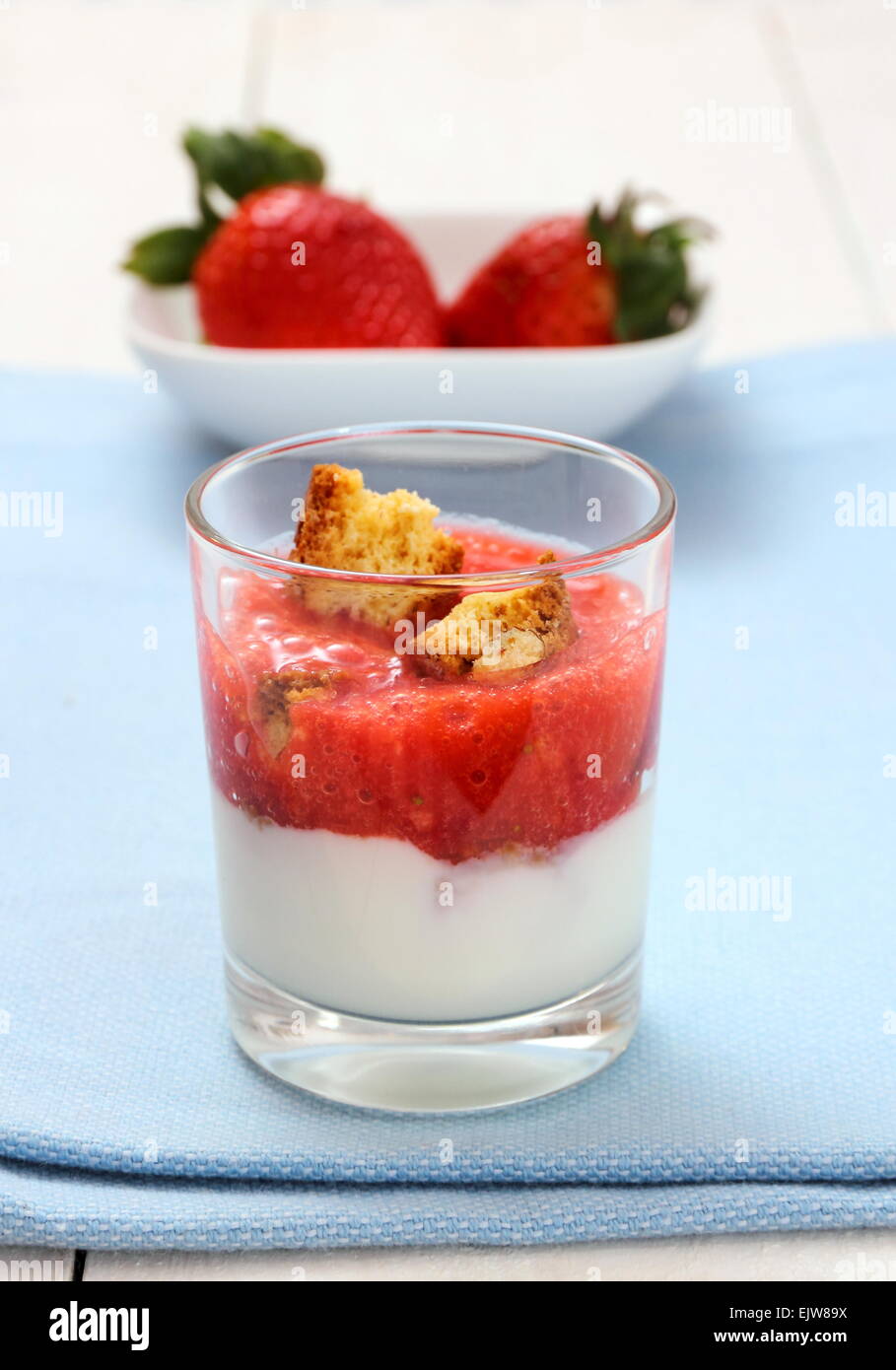 Erdbeer Smoothie, Joghurt und Cantuccini Kekse, Nahaufnahme Stockfoto