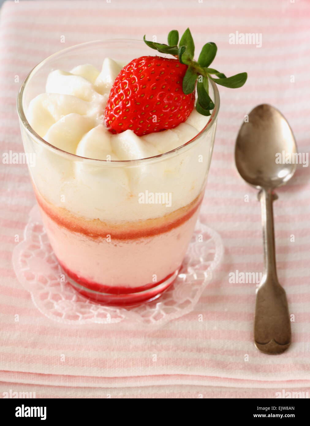 Erdbeer-Sahne Dessert im Glas mit Löffel, Nahaufnahme Stockfoto