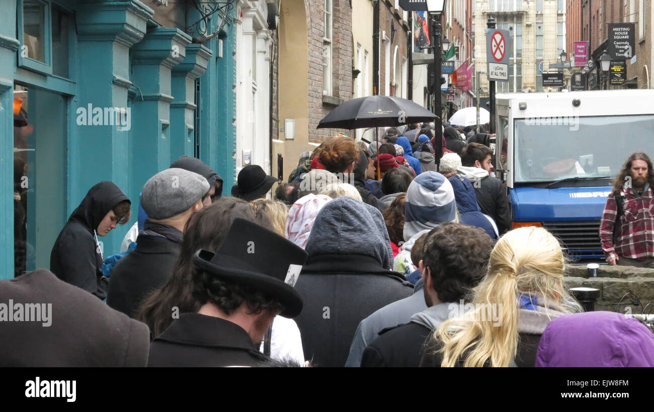 Dublin, Irland. 1. April 2015. Schlangestehen vor der Norseman Pub in Dublins Temple Bar, während sie darauf, zur Teilnahme an dem zweiten Tag der Extras warten öffnen Casting für die neue Saison der Wikinger-tv-Serie in der nahe gelegenen Filmbase-Halle. Bildnachweis: Brendan Donnelly/Alamy Live-Nachrichten Stockfoto