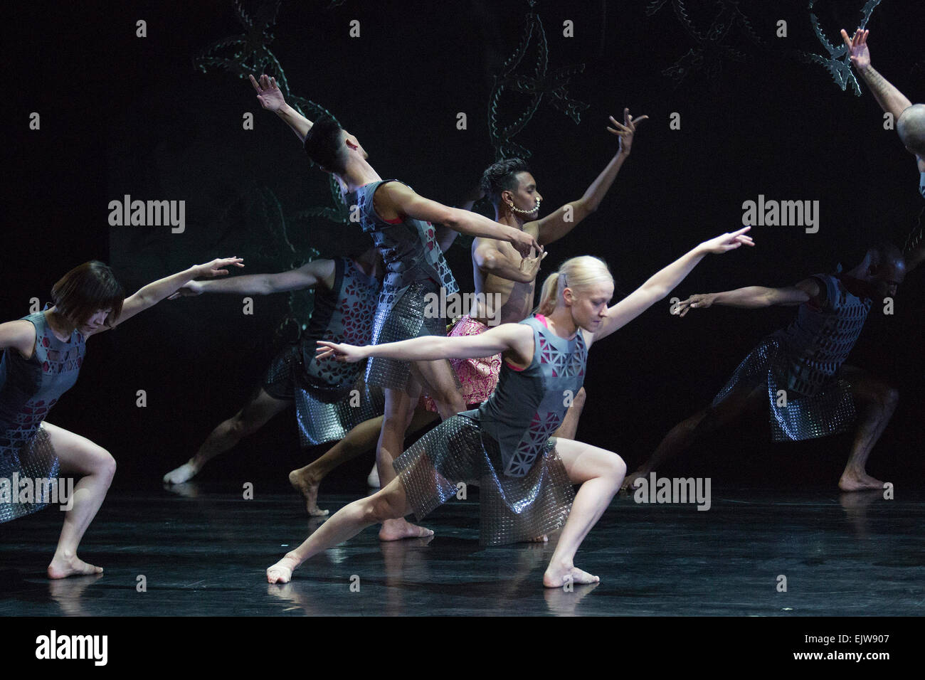 Shobana Jeyasingh Dance Bajadere – The Ninth Life, eine große Provision aus dem Royal Opera House. Bajadere ist ein reimagining von Petipas gefeierten 1877 Ballett La Bayadère. Aufführungen im Linbury Studio Theatre an der ROH vom 25-28 März 2015. Die Tänzer sind: Avatâra Ayuso, Richard Causer, Nathan Goodman, Sunbee Han, Noora Kela Davin König, Emily Pottage. Sooraj Subramaniam und Teerachai Thobumrung. Stockfoto