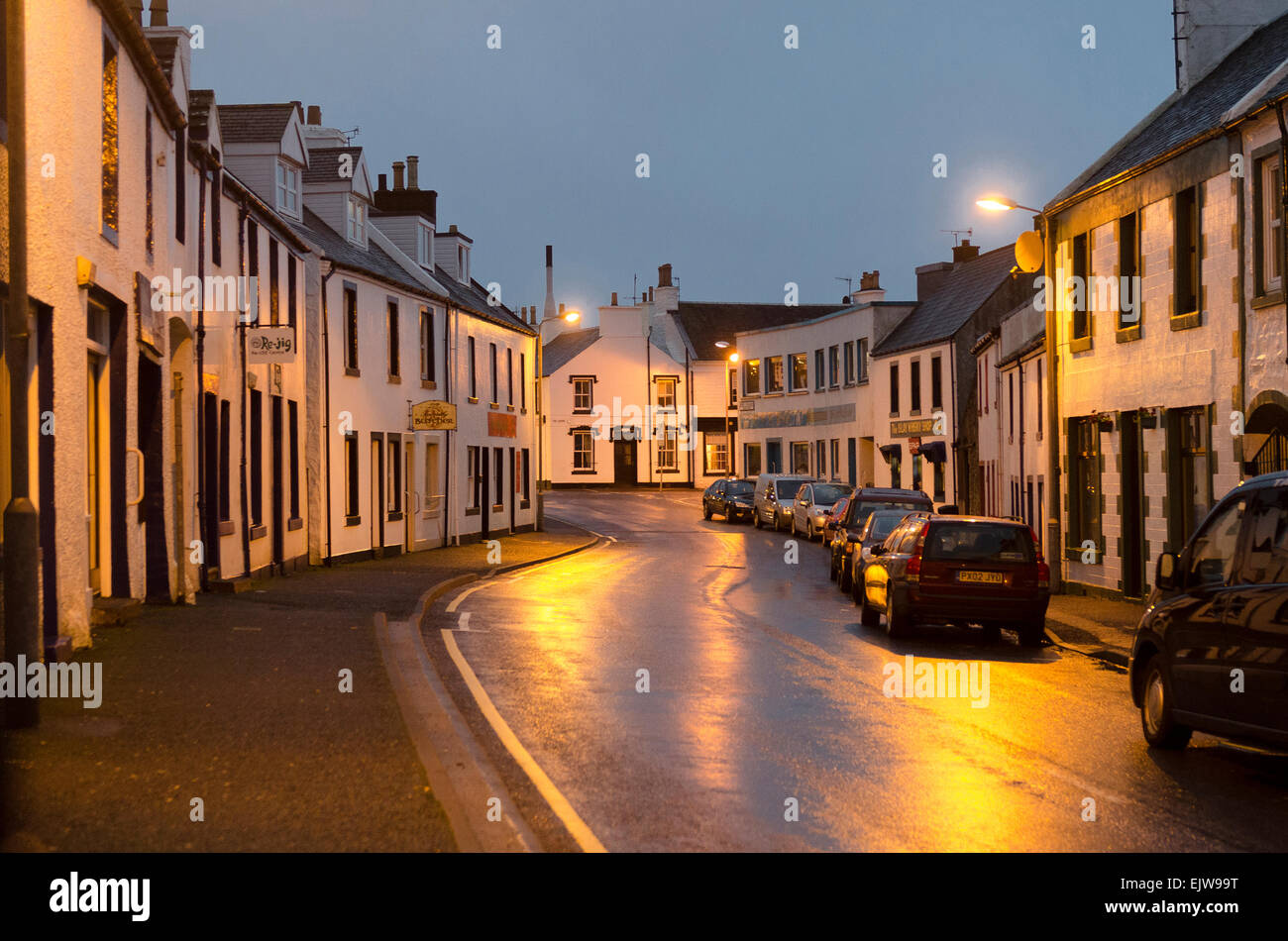 Bowmore High Street mit Straßenlaternen in der Abenddämmerung Stockfoto