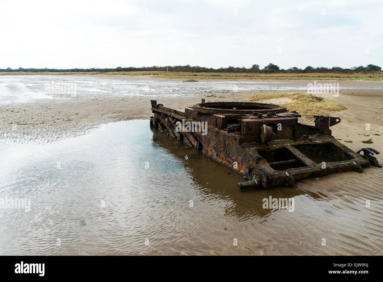 WW2 Tank Rosten in Sanddünen an Lincolnshire Küste bleibt Ziel Praxis RAF Bombardierung schießen Küste Meer verwendet werden Stockfoto