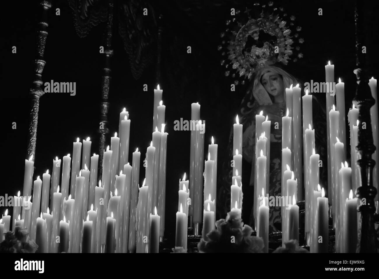 Statue der Madonna, der Jungfrau Maria in der Osterzeit von Cordoba, Spanien. Diese Paso Peruanos werden in einer Prozession von Costaleros während t durchgeführt. Stockfoto