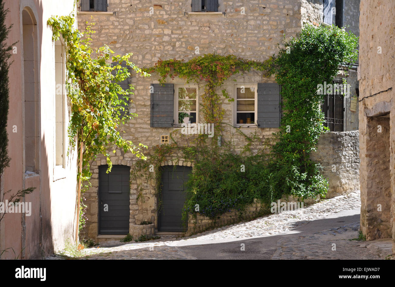 Eine kleine Straße in der alten mittelalterlichen Dorf von Vaison-la-Romaine, in der Provence, Frankreich. (in der Haute-Ville) Stockfoto