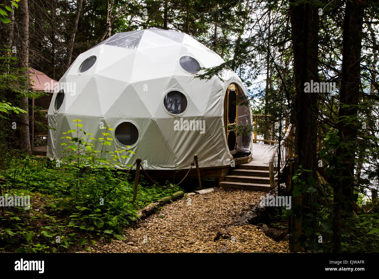 Beliebt für Sport-und Freizeitaktivitäten, Parc Aventures Cap Jaseux ist auch bekannt für seine kreativen Unterkünfte. Stockfoto