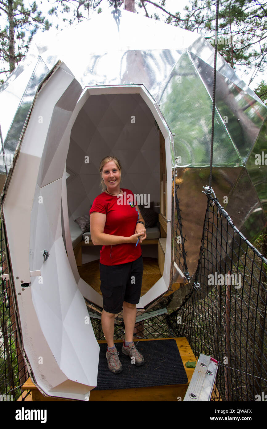 Beliebt für Sport-und Freizeitaktivitäten, Parc Aventures Cap Jaseux ist auch bekannt für seine kreativen Unterkünfte. Stockfoto
