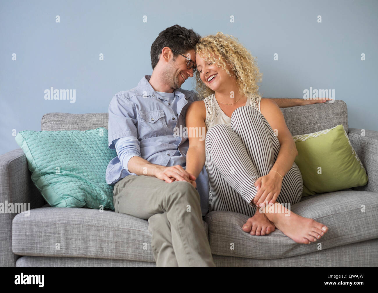 Paar sitzt auf einem Sofa Stockfoto