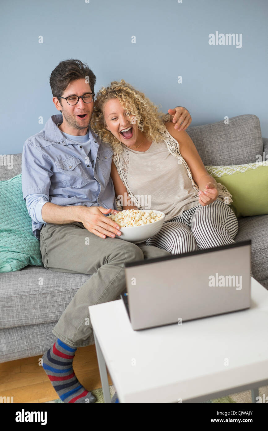 Paar, die gerne Filme auf laptop Stockfoto
