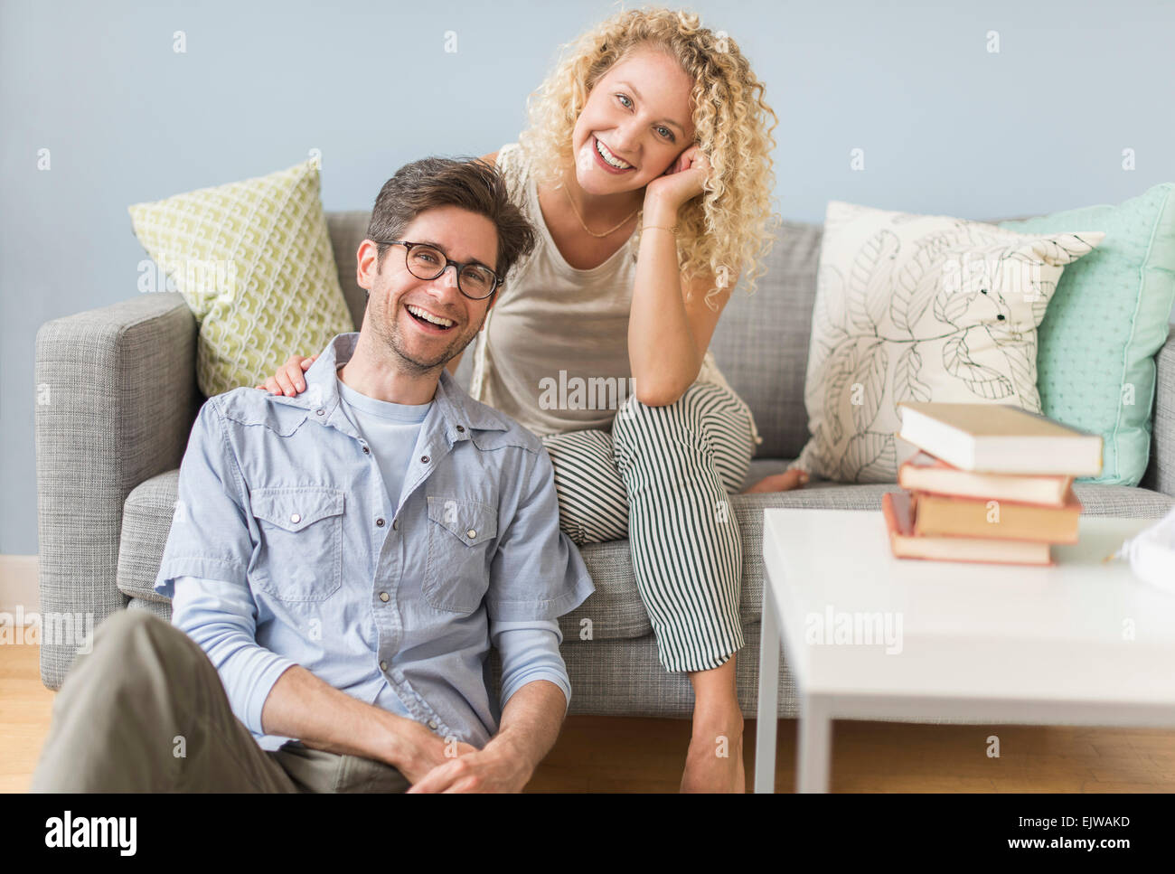 Porträt des Paares im Wohnzimmer Stockfoto