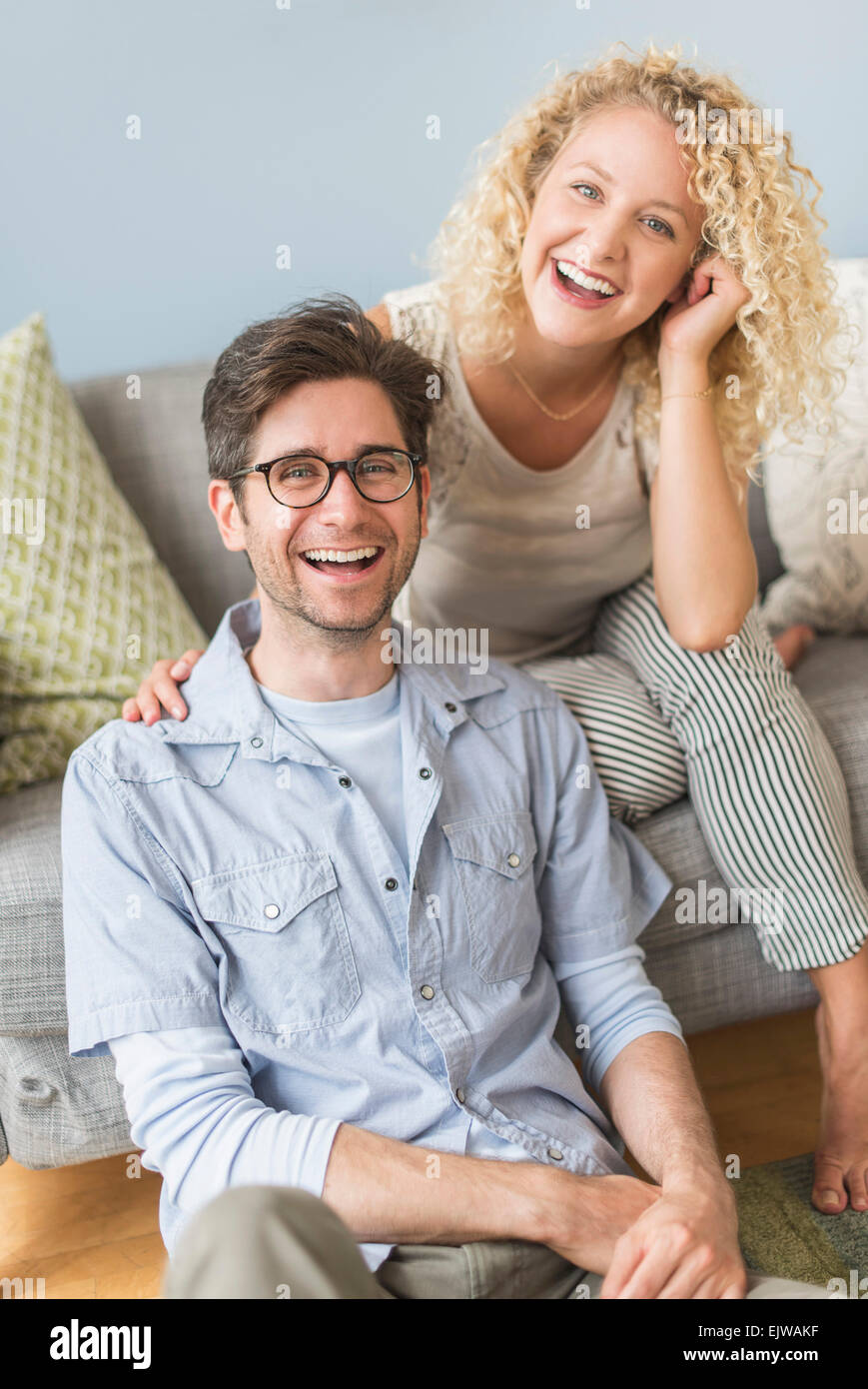Porträt des Paares im Wohnzimmer Stockfoto