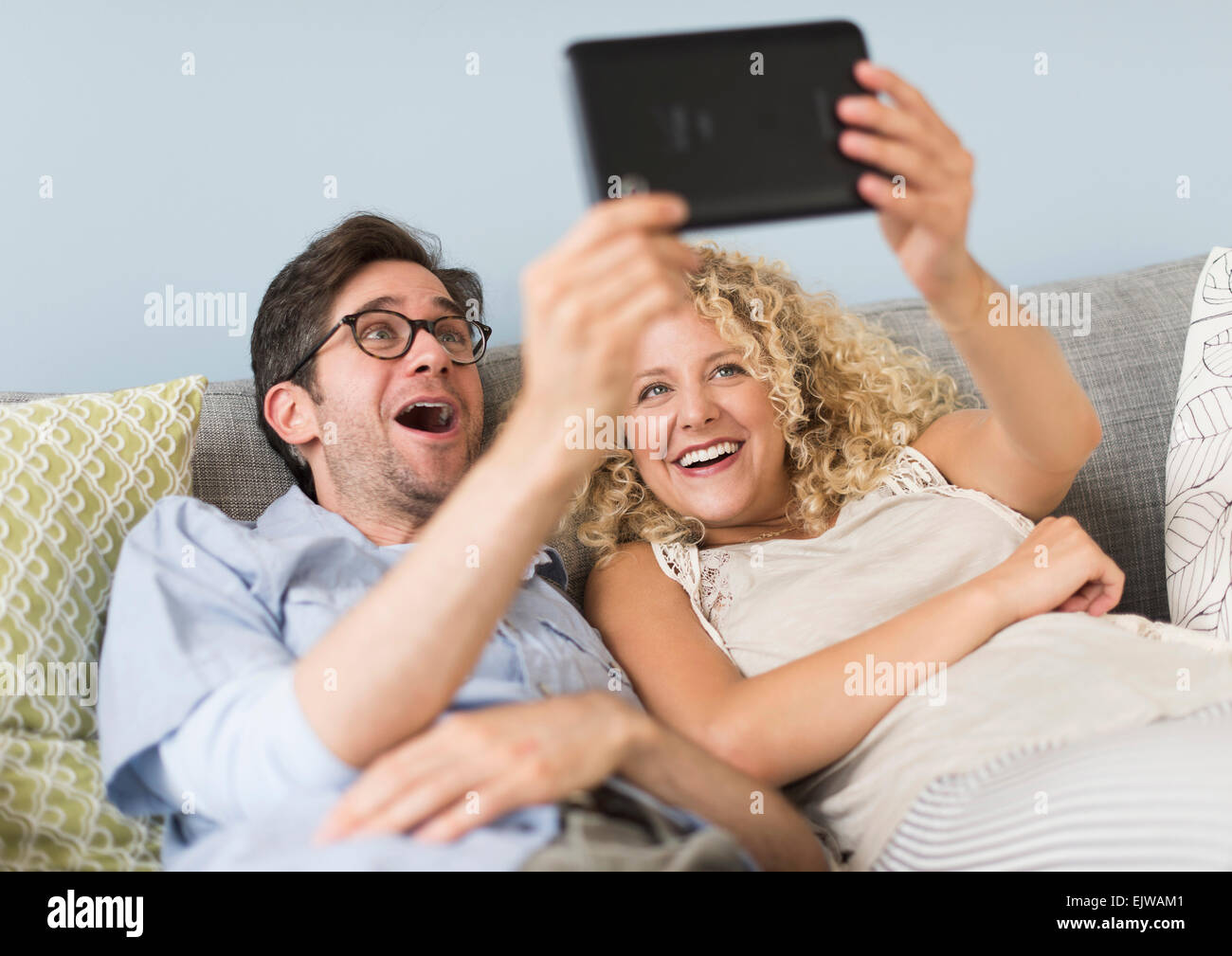 Paar mit tablet-pc Stockfoto