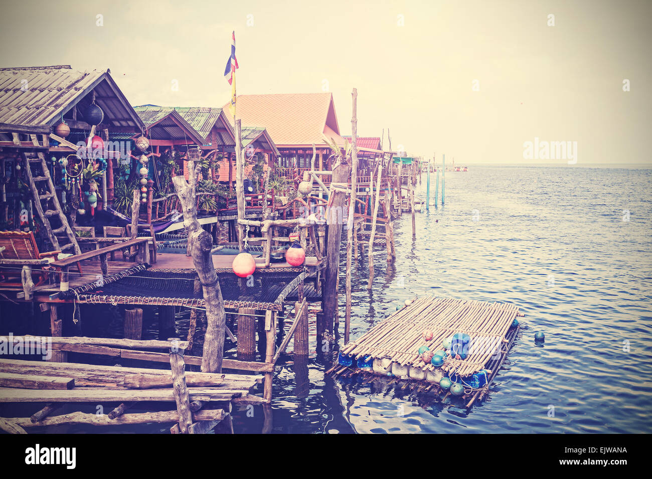 Stilisierte Retro Häuser am Wasser, Siedlung auf der Insel Lanta, Thailand. Stockfoto