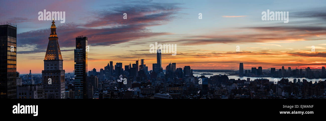 USA. New York State, New York City, Manhattan, Panoramablick auf die Stadt in der Abenddämmerung Stockfoto