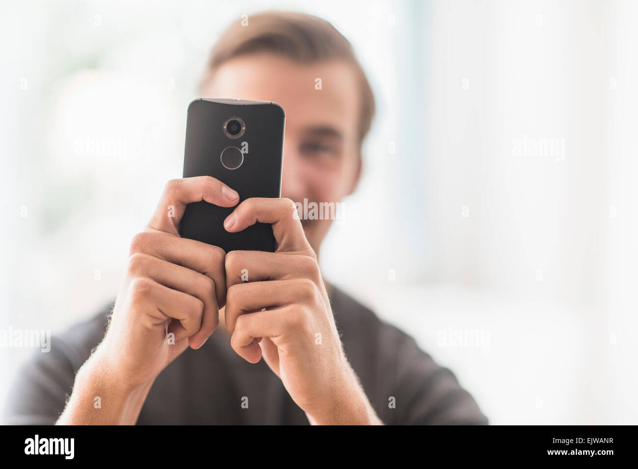 Nahaufnahme von Mann mit Handy Stockfoto