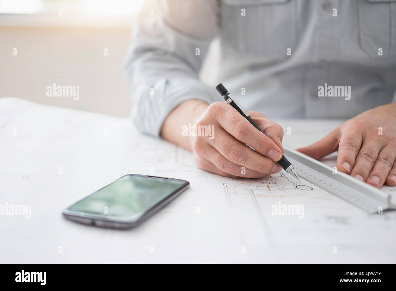 Nahaufnahme des Architekten Hände gestützt auf Blaupause Stockfoto