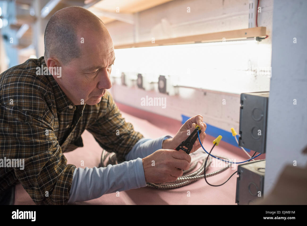 Elektriker Drähte Befestigung Stockfoto