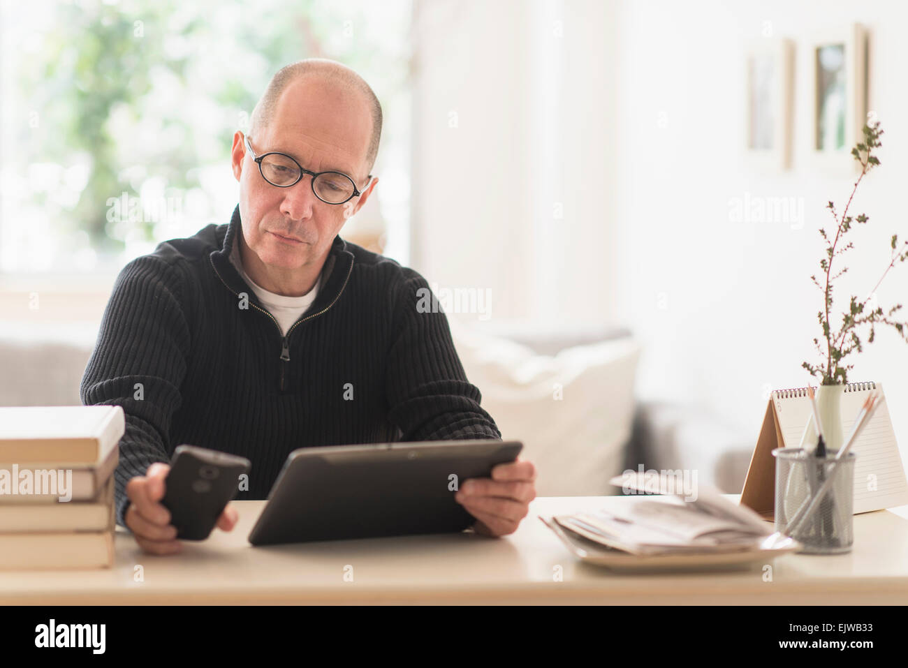 Reifer Mann arbeiten im home-office Stockfoto
