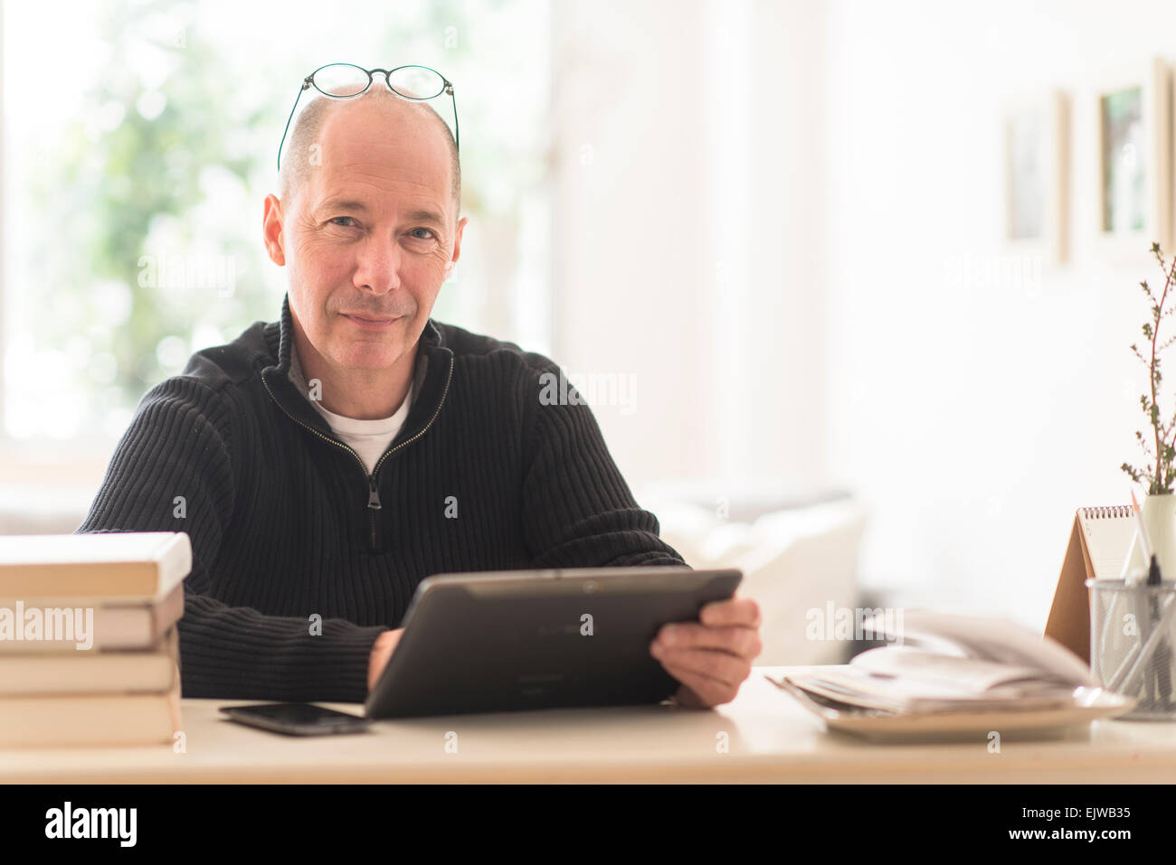 Porträt von reifer Mann arbeiten im home-office Stockfoto